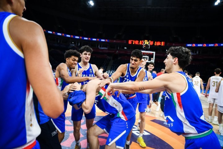 Gli Azzurri dell'Italbasket U18M festeggiano a fine gara by FB