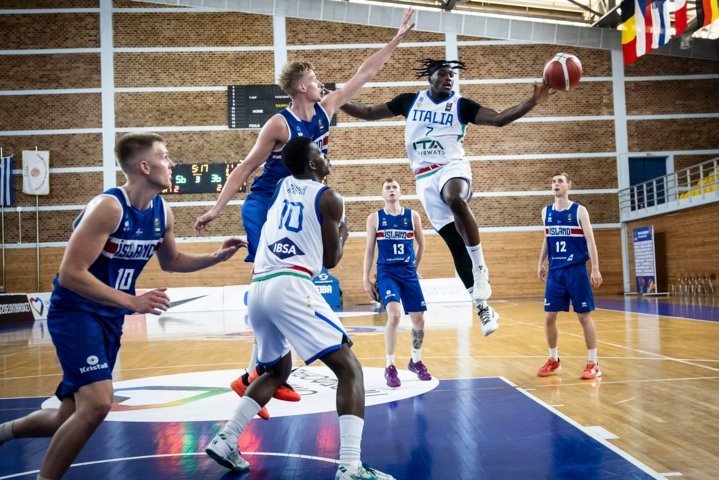 Una fase del match tra Italbasket e Islanda