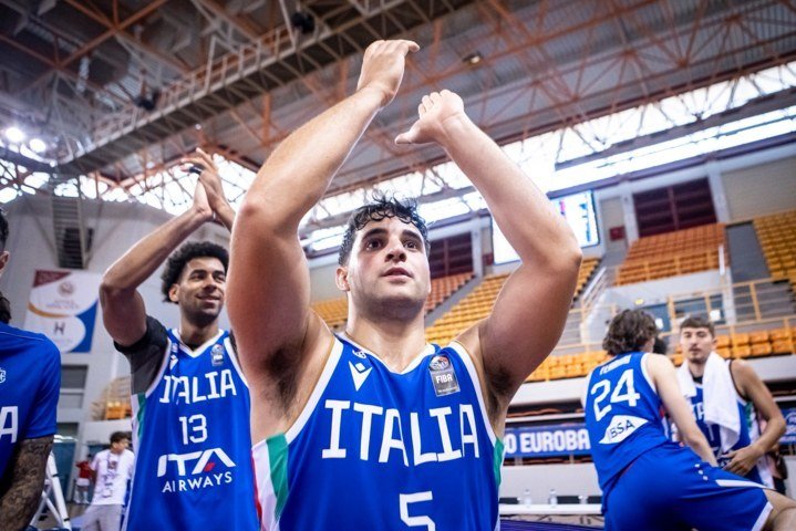 I ragazzi dell'Italbasket U20M festeggiano a fine gara l'approdo in semifinale