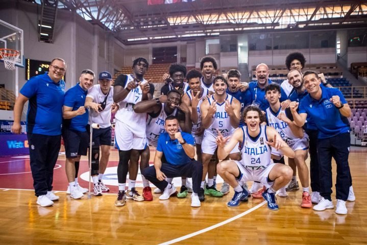 Il team Italbasket U20M vincente oggi vs la Serbia e finalista vs la Lituania