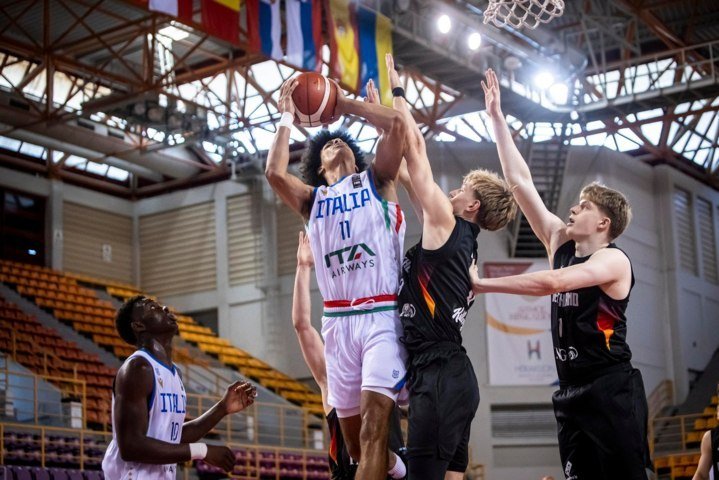 Una fase del match tra Germania e Italbasket U20 di oggi