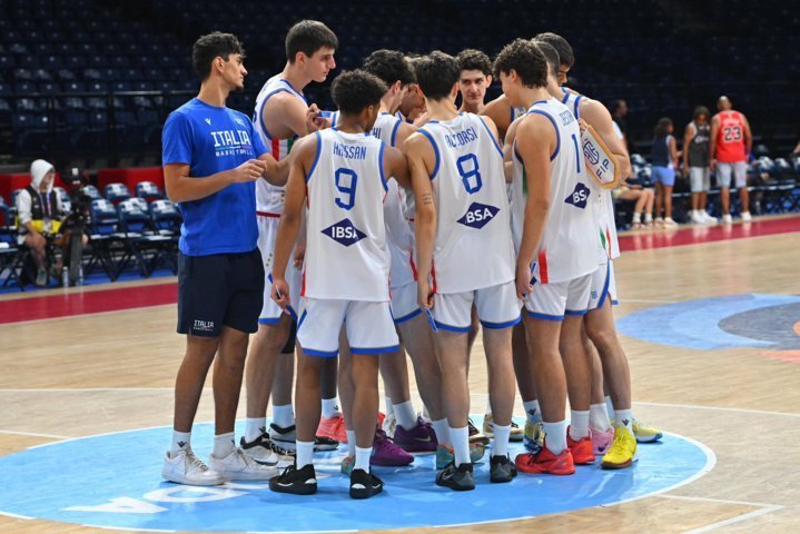 Il team Azzurro U18M a fine gara, domani vs la Lettonia c'è in palio il bronzo